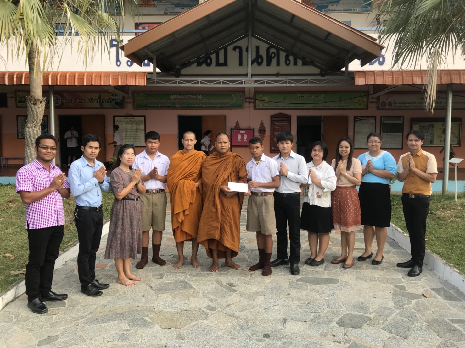 เจ้าอธิการเกษม ขันติธัมโมเจ้าอาวาสวัดคลองลานใต้ สนับสนุนทุนการศึกษาจำนวน 5000 บาท