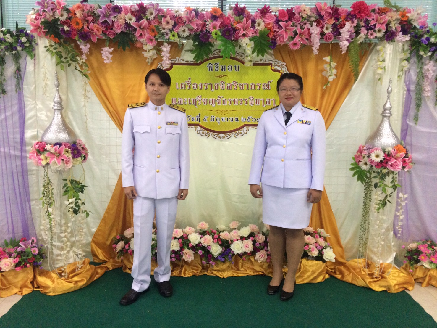 ขอแสดงความยินดีกับคุณครูทั้ง 2 ท่านที่ได้รับเครื่องราชอิสริยาภรณ์ฯ ชั้นตราทวีติยาภรณ์มงกุฎไทย